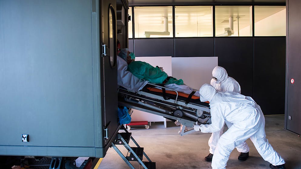 Die Coronavirus-Krise: Eine Chronologie. 25.Februar: «Es war nur eine Frage der Zeit, jetzt ist es so weit»: Ein 70-jähriger Mann aus dem Tessin ist positiv auf das neue Coronavirus getestet worden, wie die Behörden informieren.