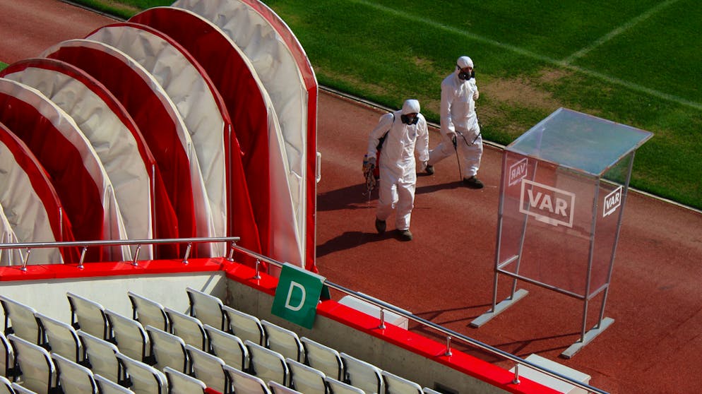 Sportbilder des Tages. Die Vorbereitungen in Antalya laufen auf Hochtouren, damit die Süper-Lig-Partie am Montag zwischen Antalyaspor und Sivasspor stattfinden kann.