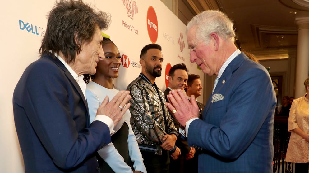 Prinz Charles begrüsst Rolling-Stones-Gitarrist Ronnie Wood während den Prince's Trust Awards in London mit einem «Namaste».