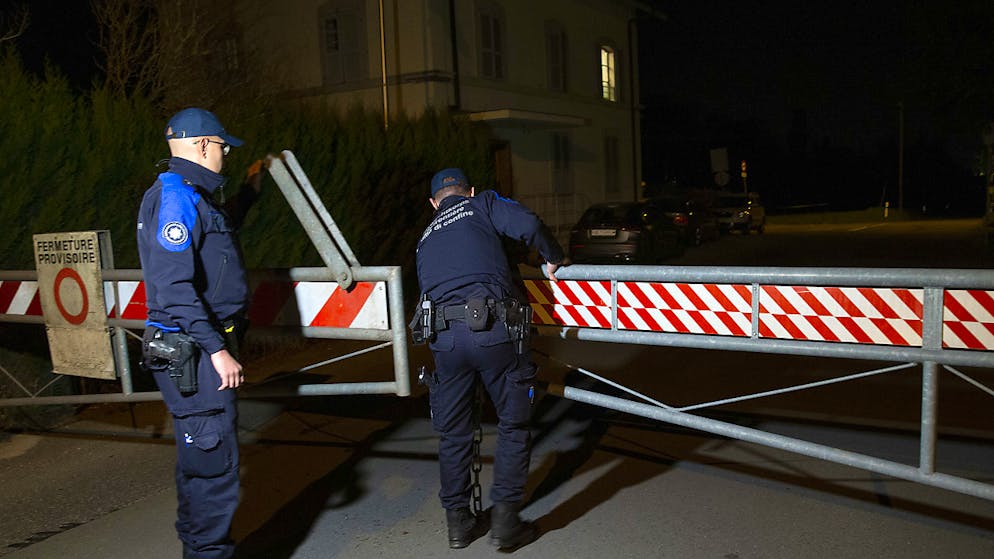 In der Schweiz ist am Montag um Mitternacht der Notstand in Kraft getreten und die Landesgrenzen sind weitestgehend geschlossen worden.