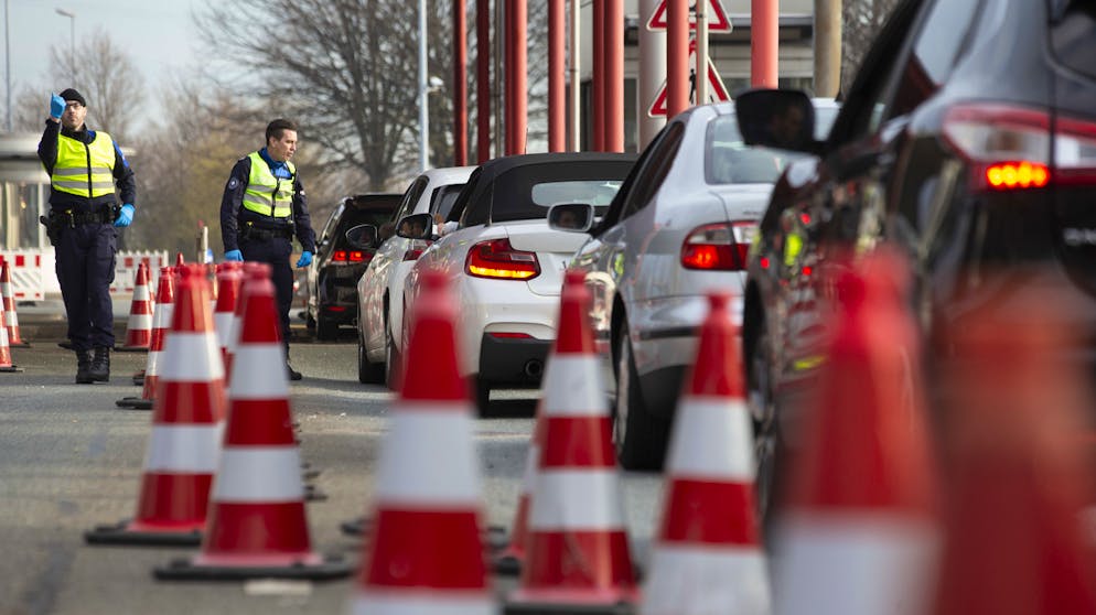 Die Coronavirus-Krise: Eine Chronologie. An den Schweizer Grenzen zu Deutschland, Österreich und Frankreich gibt es seit 17. März wieder Kontrollen. An den Grenzen zu Italien wurden solche bereits am Freitag, 13. März eingeführt. Auch die EU macht die Aussengrenze dicht.<br>
