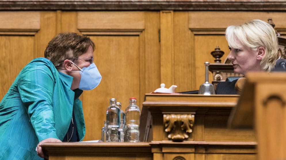 Die Coronavirus-Krise: Eine Chronologie. 1. März: Die Session der eidgenössischen Räte geht mit einigen Einschränkungen los. Nationalratspräsidentin Isabelle Moret (FDP/VD, rechts) verbietet den Ratsmitgliedern, darunter Magdalena Martullo-Blocher (SVP/GR, links) das Tragen von Masken.