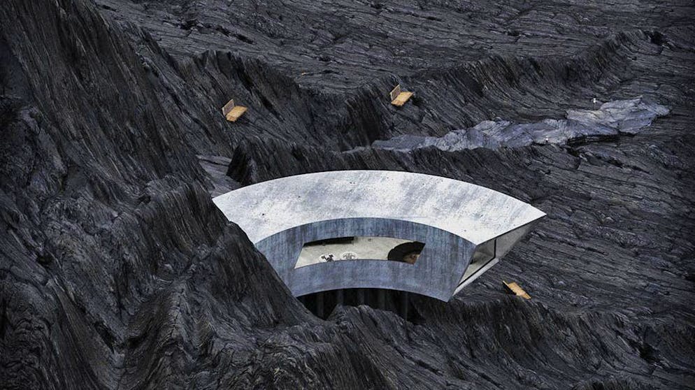 Vivere come il cattivo di James Bond. L’edificio, a forma di arco, è costruito su piloni ed è addossato alla roccia.