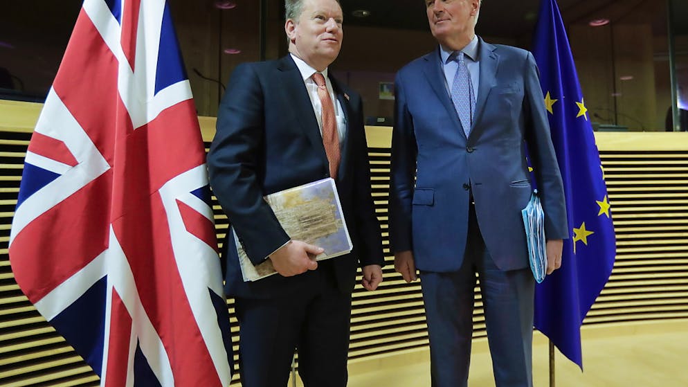 David Frost, capo negoziatore britannico sul dopo Brexit, è da oggi in auto-isolamento a casa con i sintomi del coronavirus. Michel Barnier, a destra, è risultato positivo.