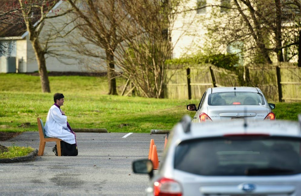 Des automobilistes attendent de se confesser sur le parking d'une église à Bowie (Maryland) le 20 mars 2020