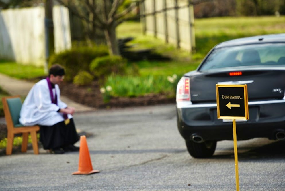 Le père Scott Holmer sur le parking d'une église à Bowie (Maryland, nord-est) le 20 mars 2020