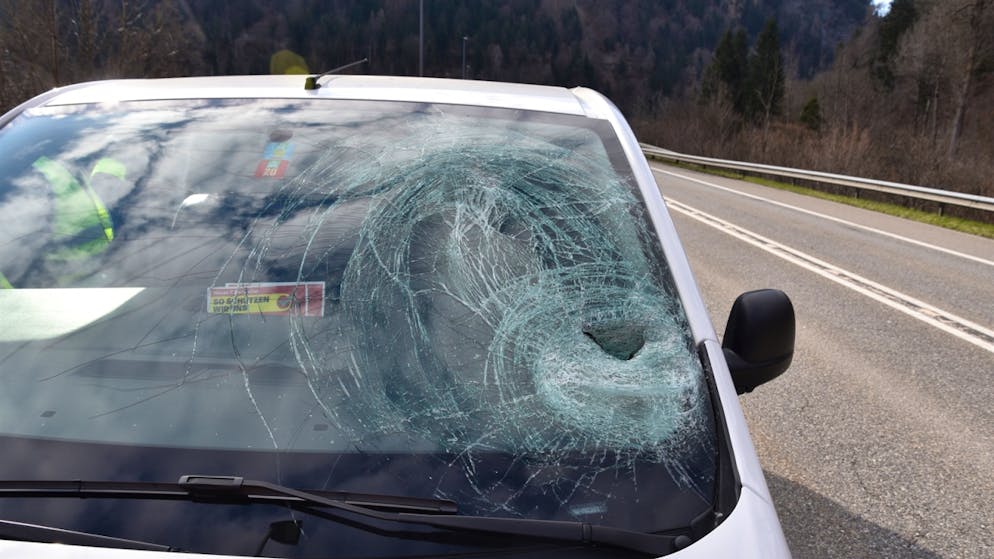 L'automobile colpita dal ghiaccio