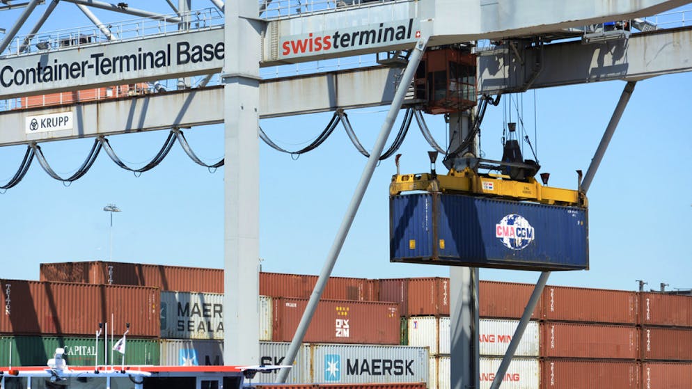 Quest'anno l'export svizzero dovrebbe calare dello 0,9%. Nella foto il porto sul Reno a Basilea.