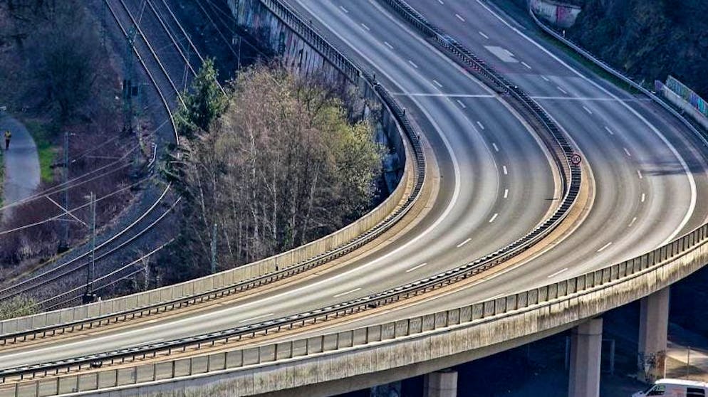 Die Coronavirus-Krise: Eine Chronologie. 23. März: Mehr als 15'000 Tote und immer striktere Ausgangsbeschränkungen für rund 1,7 Milliarden Menschen rund um den Globus – weltweit breitet sich angesichts der Coronavirus-Pandemie zunehmend ein Gefühl von Panik aus. Mehr als 50 Länder und Gebiete schränken deshalb die Bewegungsfreiheit ihrer Bürger ein.