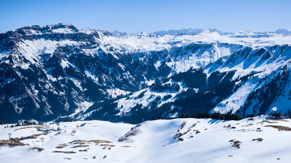 Richtung Ringelspitz vom Aussichtsgipfel Ziger aus – so richtig geniessen will man dieser Tage die Stille nicht.