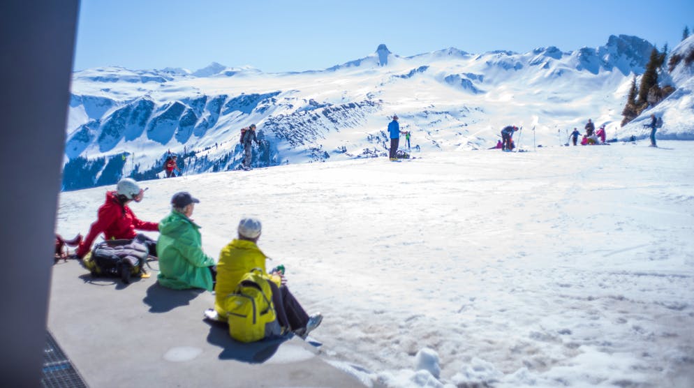 Am ersten Tag der rigorosen Anti-Pandemie-Massnahmen steigen noch eine Handvoll Leute per Tourenski zur Bergstation Maschgenkamm im Skigebiet Flumserberg.