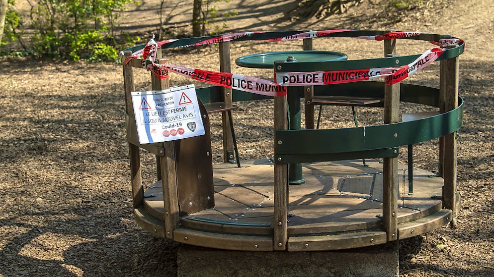 La Ville de Genève a fermé les places de jeux pour enfants dans les parcs et les préaux des écoles ainsi que les installations de fitness en plein air. Cette mesure s'inscrit dans le dispositif de lutte contre l'épidémie due au coronavirus.