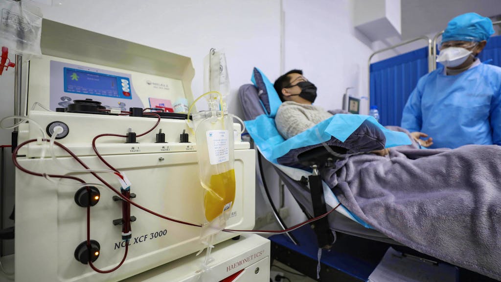 Altes Verfahren. Kann Blut von Genesenen vor dem Coronavirus schützen?