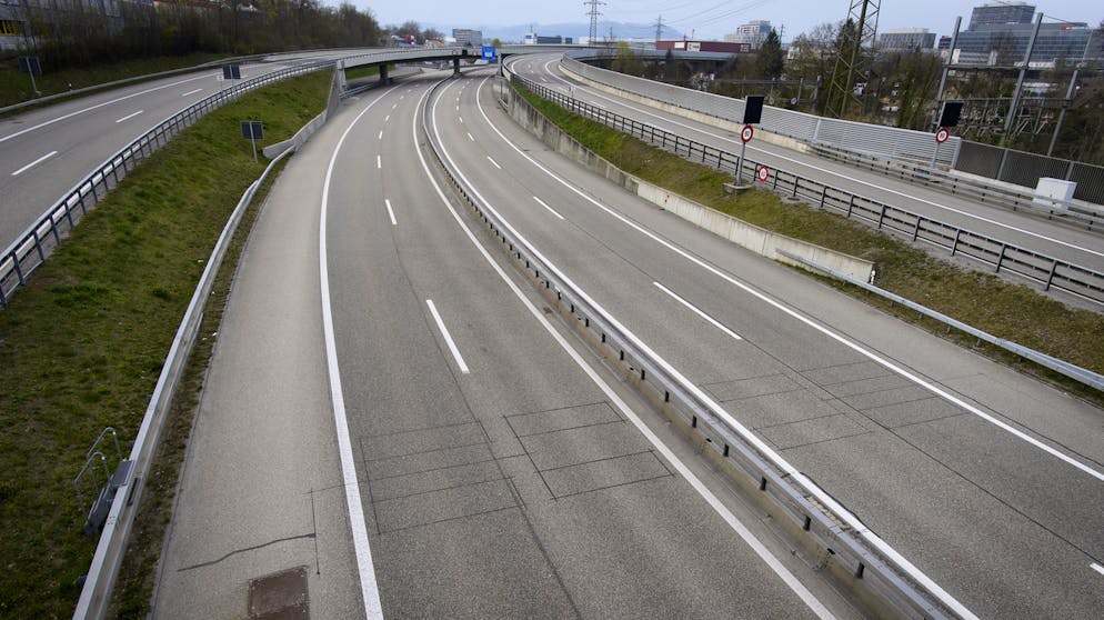 Ein seltener Anblick: Das Autobahnkreuz zwischen der A1 und A6 in Bern ist am Sonntag (29. März 2020) ist wegen der Corona-Krise verkehrsfrei.