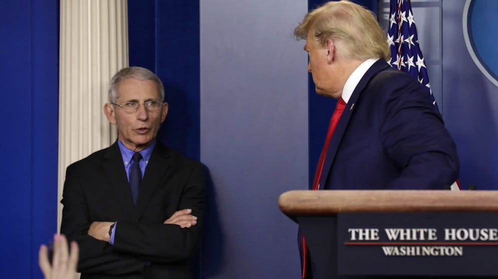 Anthony Fauci bespricht sich an einer Pressekonferenz mit US-Präsident Donald Trump.