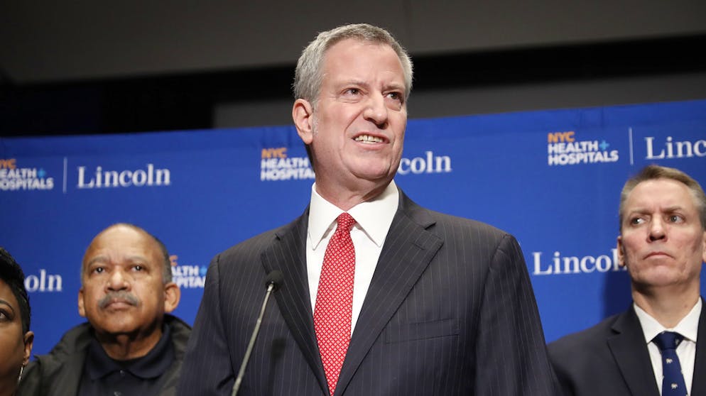 Der New Yorker Bürgermeister Bill de Blasio fürchtet Engpässe bei der medizinischen Ausrüstung.