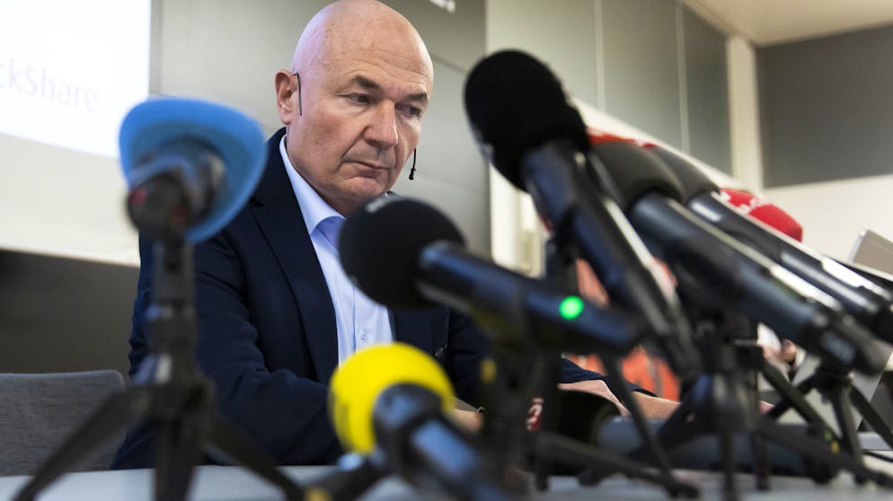 Sportbilder des Tages. Betretene Mienen im Schweizer Sport. Hockey-Boss Denis Vaucher verkündet den verspäteten Playoff-Start.
