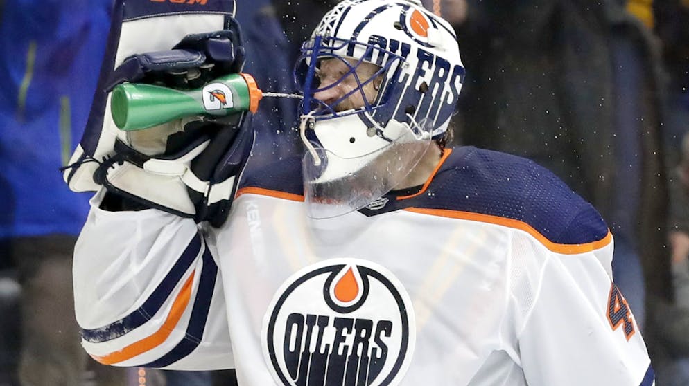 Sportbilder des Tages. Oilers-Goalie Mike Smith gönnt sich mit einem Spritz einen Schluck und eine Abkühlung.