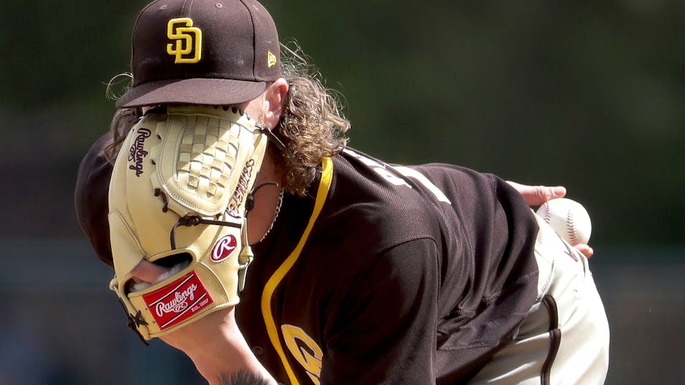 Sportbilder des Tages. Hat den Durchblick auch mit verdeckten Augen: Chris Paddock, der Pitcher der San Diego Padres.