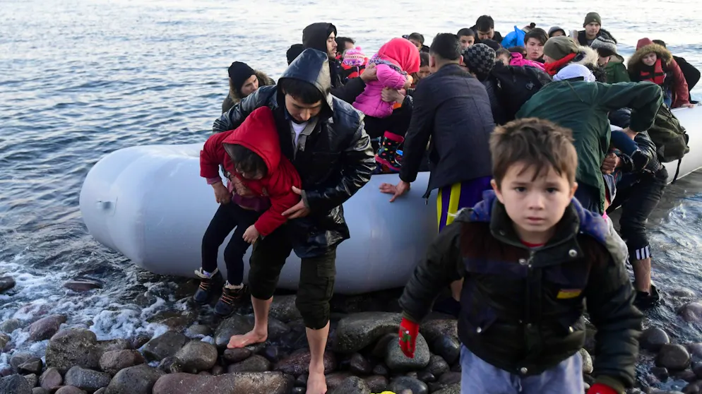 Krise an den türkischen Grenzen. Dieses Flüchtlingsboot erreicht Lesbos am 2. März, doch ein Kleinkind überlebt an diesem Tag die Überfahrt von der türkischen Küste nicht. Dort leben derzeit rund 3,7 Millionen Bürgerkriegsflüchtlinge aus Syrien.