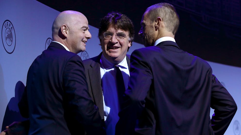 Sportbilder des Tages. FIFA-Chef Gianni Infantino (links) und UEFA-Boss Aleksander Čeferin (rechts) tauschen sich aus. Wie weiter im Fussball vor dem Hintergrund des sich ausbreitenden Coronavirus?