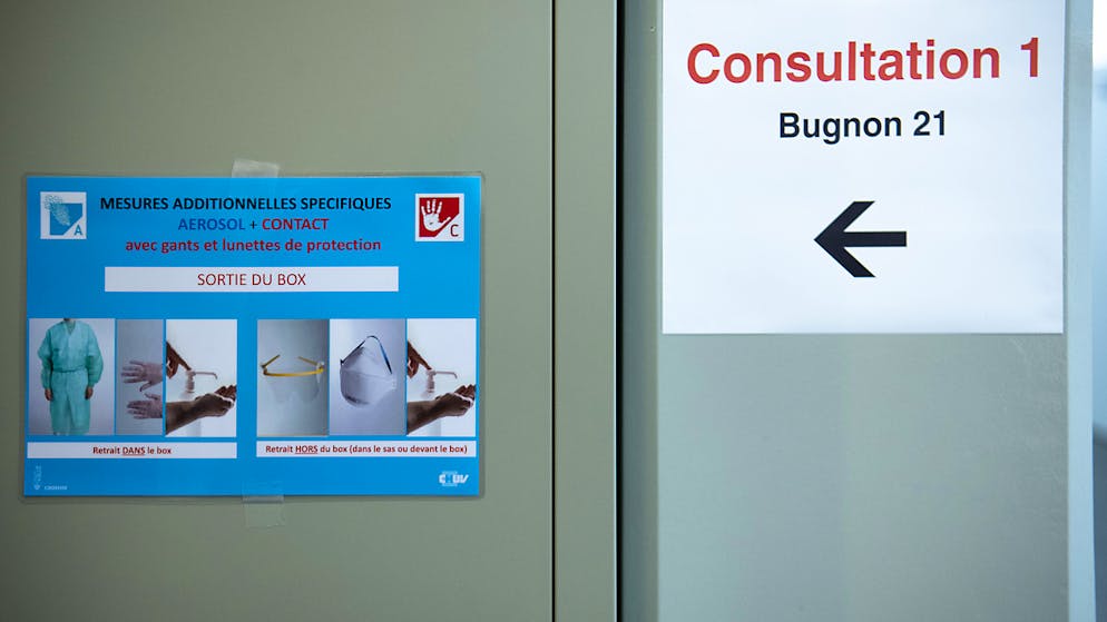 Un armadio contenente materiale di protezione per il personale sanitario al CHUV di Losanna