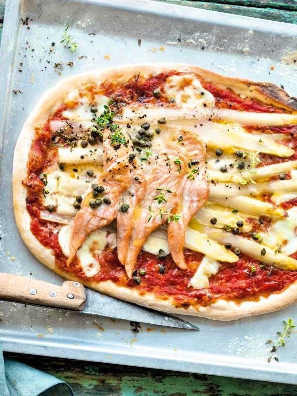Frühling auf dem Teller – Lachs-Spargel-Pizza
