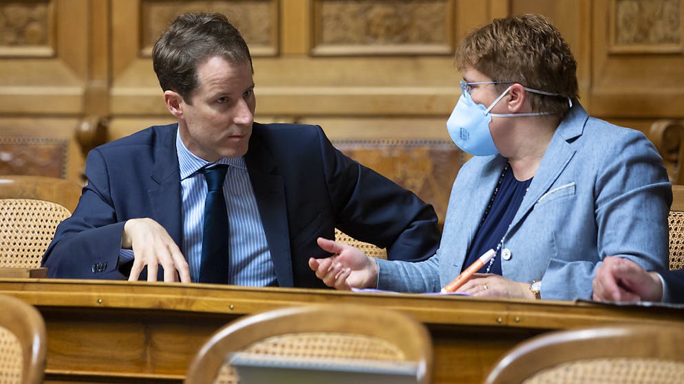 Die Bündner SVP-Nationalrätin Madgalena Martullo-Blocher (rechts) zeigte es in der Frühjahressession vor. Nun fordert die gesamte SVP-Fraktion unter der Leitung von Thomas Aeschi (ZG) eine Tragpflicht von Hygienemasken in der Schweiz während der Coronakrise. (Archivbild)