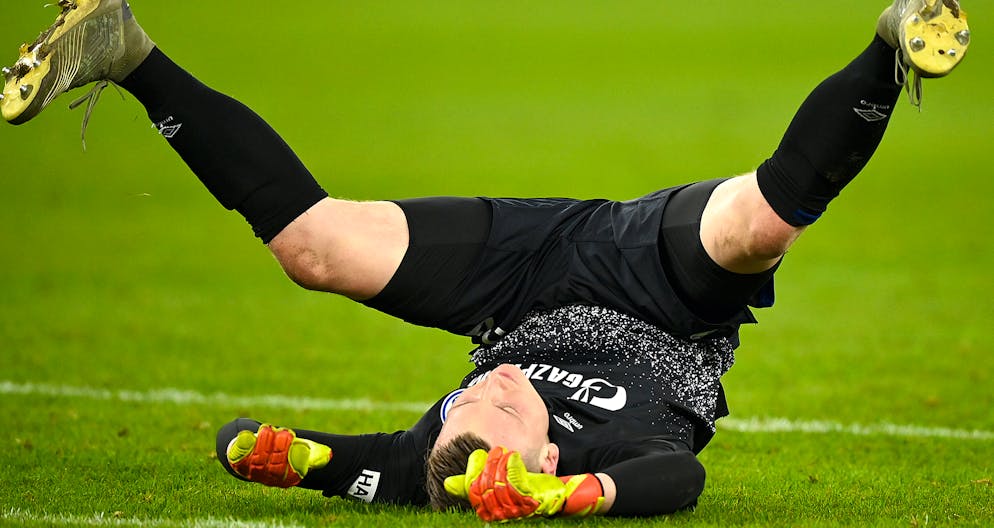 Sportbilder des Tages. Schalke scheitert im Cup-Viertelfinal an Bayern München. Goalie Markus Schubert ist nach dem Schlusspfiff bitter enttäuscht.