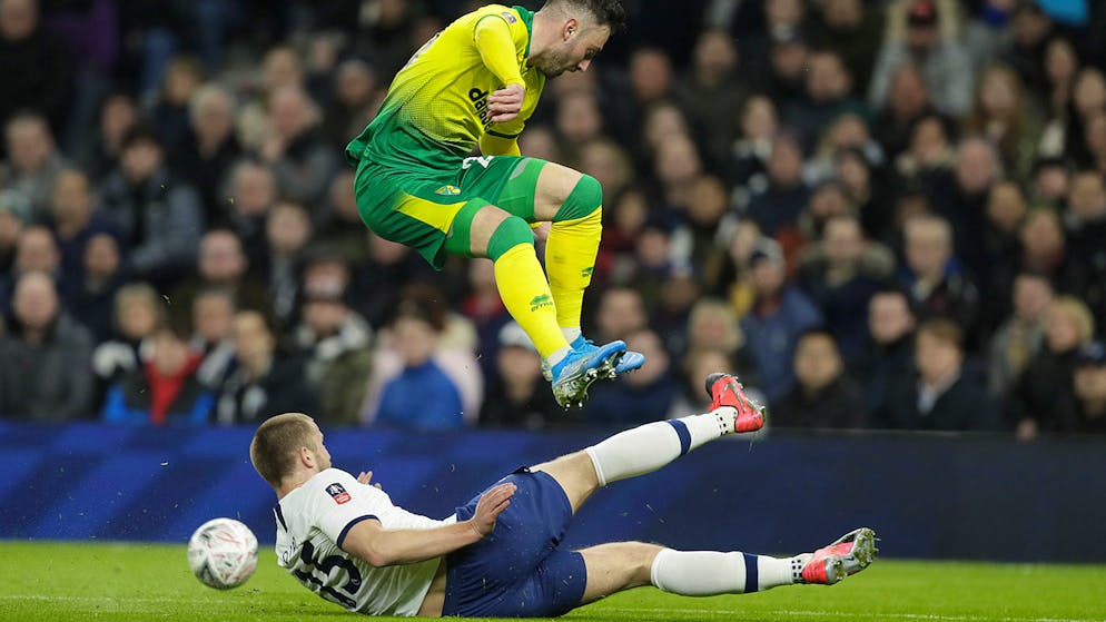 Sportbilder des Tages. Josip Drmic wird von Eric Dier gestoppt, aber nur in dieser Aktion. Der Schweizer trifft zum 1:1 und rettet Norwich City in die Verlängerung. Dort setzen sich die Kanarienvögel gegen Tottenham durch.