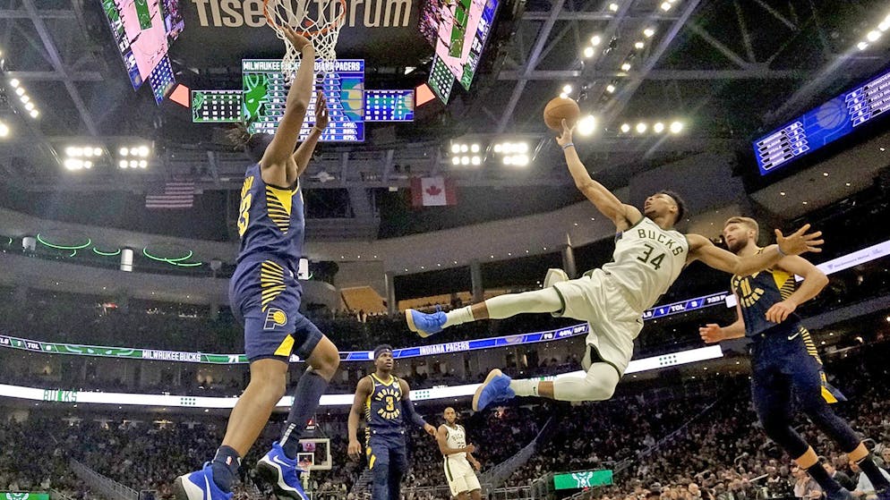 Sportbilder des Tages. Milwaukee Bucks' Giannis Antetokounmpo liegt quer in der Luft und kommt doch zum Abschluss.