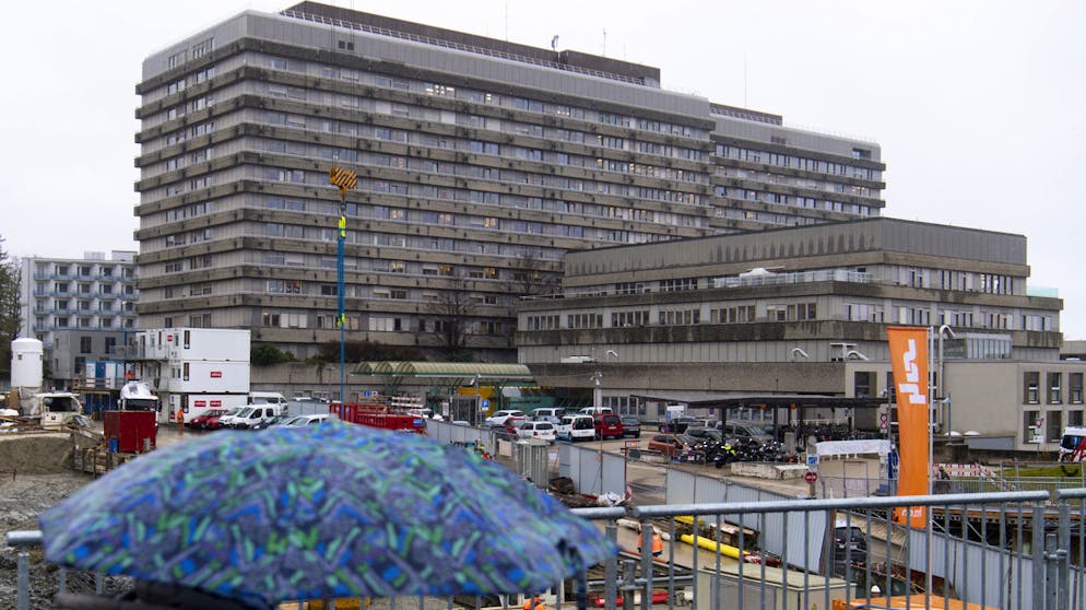 Die Coronavirus-Krise: Eine Chronologie. 5. März: Der erste Coronavirus-Todesfall in der Schweiz: Eine 74-jährige Frau, die im Universitätsspital Lausanne behandelt wurde, verstirbt. Sie litt an einer chronischen Krankheit.