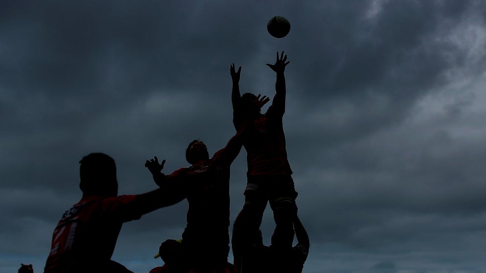 Sportbilder des Tages. Untergangsstimmung beim Rugby-Match.