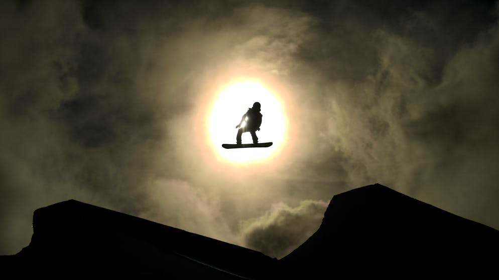 Sportbilder des Tages. Perfektes Timing von Snowboarderin und Fotograf.