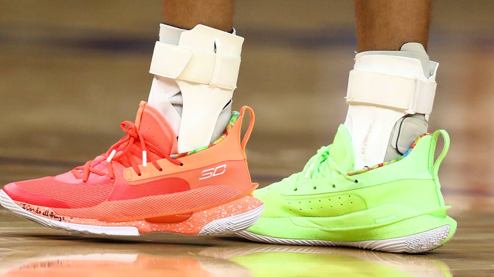 Sportbilder des Tages. Die futuristischen Schuhe von Stephen Curry bei seinem Comeback.