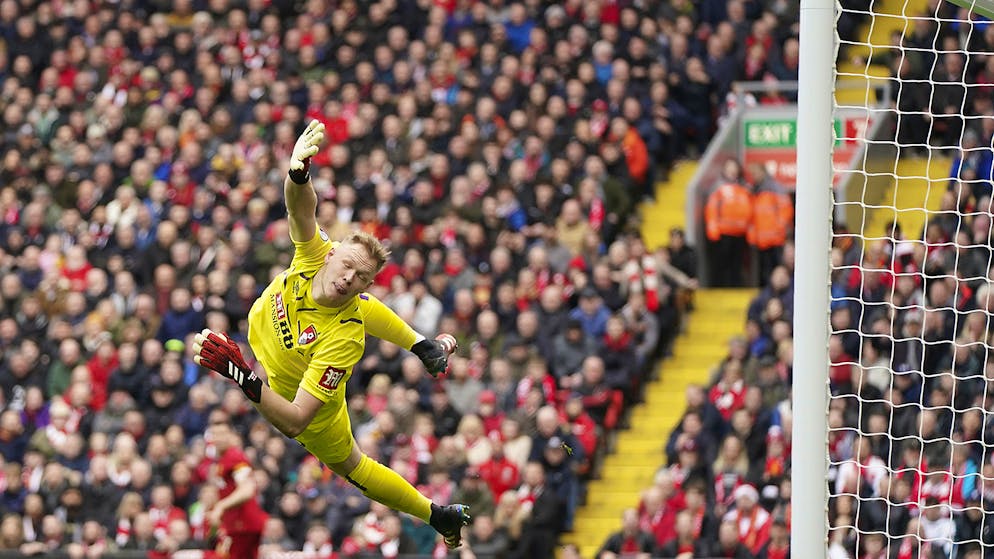 Sportbilder des Tages. Bournemouth-Goalie Aaron Ramsdale fliegt durch das Anfield-Stadion. Hier wird er nicht bezwungen, am Ende siegt Liverpool dennoch 2:1.