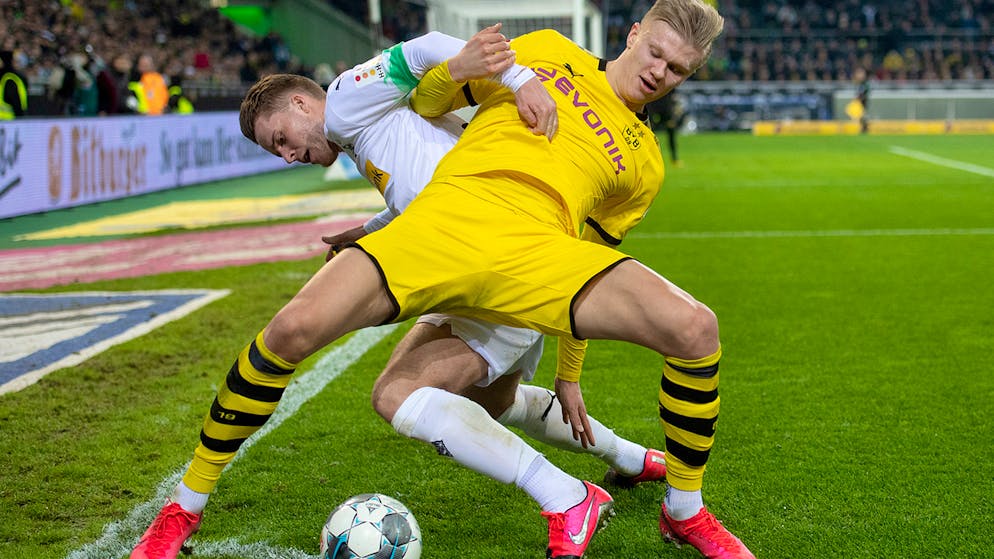 Sportbilder des Tages. Dortmund gewinnt den Bundesliga-Spitzenkampf in Gladbach 2:1. Hier sehen Sie Elvedi, der sich mit Haaland um die Kugel streitet.