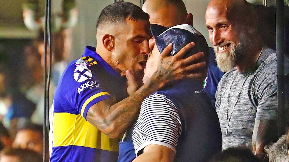 Sportbilder des Tages. Carlos Tevez von den Boca Juniors knutscht Gimnasia-Coach Diego Armando Maradona vor dem Spiel auf den Mund.