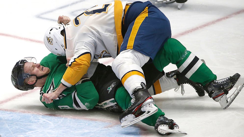 Sportbilder des Tages. Corey Perry von den Dallas Stars verliert nicht nur diesen Faustkampf gegen Nashvilles Jarred Tinordi, sondern auch das Spiel.