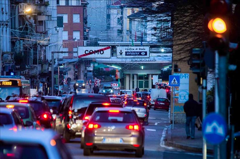 Decine di migliaia i frontalieri giornalmente vanno e vengono dalla Lombardia