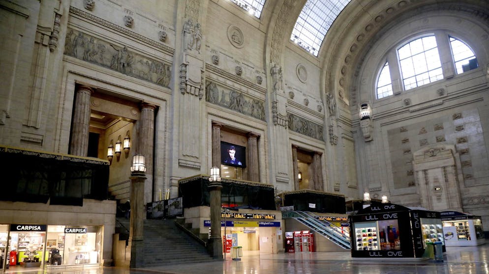 Die Coronavirus-Krise: Eine Chronologie. 8. März: Um die Verbreitung des Virus einzudämmen, erlässt Italien beispiellose Massnahmen. Im Norden des Landes gilt vorerst bis April ein grundsätzliches Ein- und Ausreiseverbot. Betroffen ist auch die Wirtschaftsmetropolen Mailand (im Bild der Hauptbahnhof der Stadt).