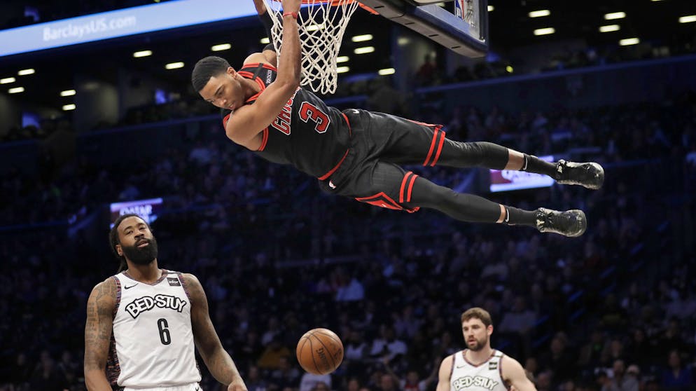 Sportbilder des Tages. Shaquille Harrison von den Chicago Bulls hängt sich eben mal kurz in die Horizontale.