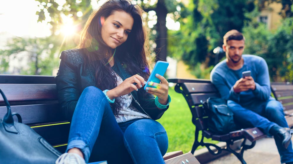 Nach dem Online-Dating-Start und möglichen hin- und hergeschickten Nachrichten empfehlen Experten, sich gegenseitig anzurufen. 