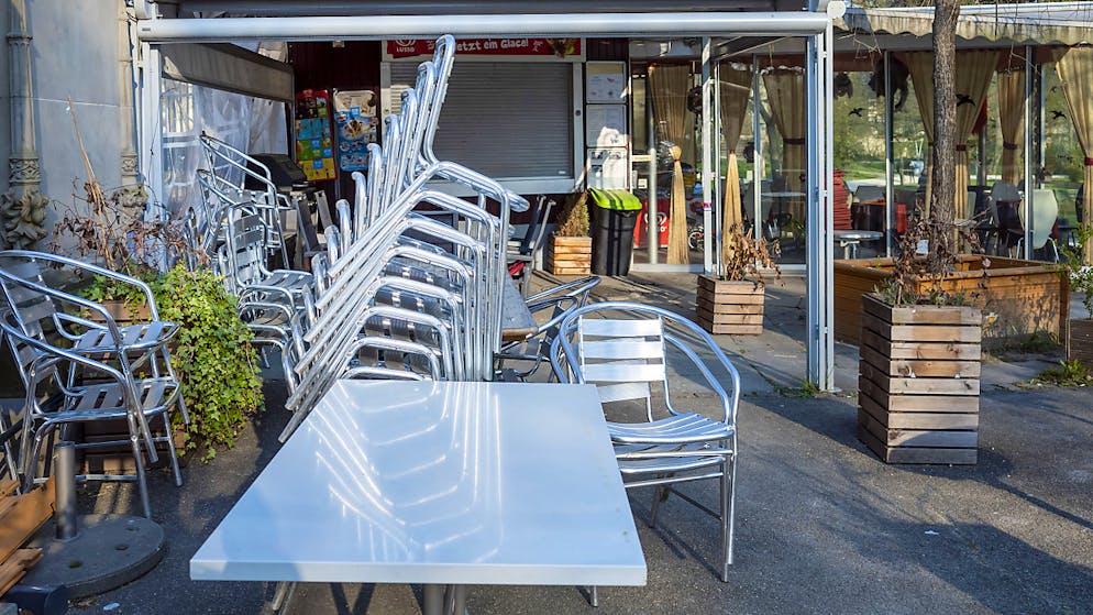 Die Coronavirus-Krise: Eine Chronologie. 5. Mai: Ab dem 11. Mai – und damit deutlich früher als ursprünglich geplant – können Beizen wieder öffnen. Doch müssen Schweizer Wirte und Gastrounternehmer ein striktes Schutzkonzept umsetzen und zum Beispiel sicherstellen, die Kontaktdaten der Gäste aufnehmen zu können<br>