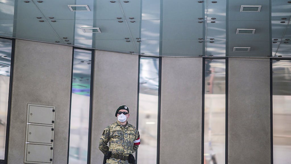 Crollo dei prezzi. Accordo per una riduzione della produzione di petrolio