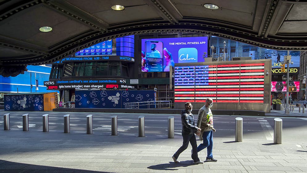 Die USA haben gemäss Zahlen der amerikanischen Universität Johns Hopkins inzwischen in absoluten Zahlen weltweit die meisten Toten durch die Corona-Epidemie zu verzeichnen. (Times Square New York)