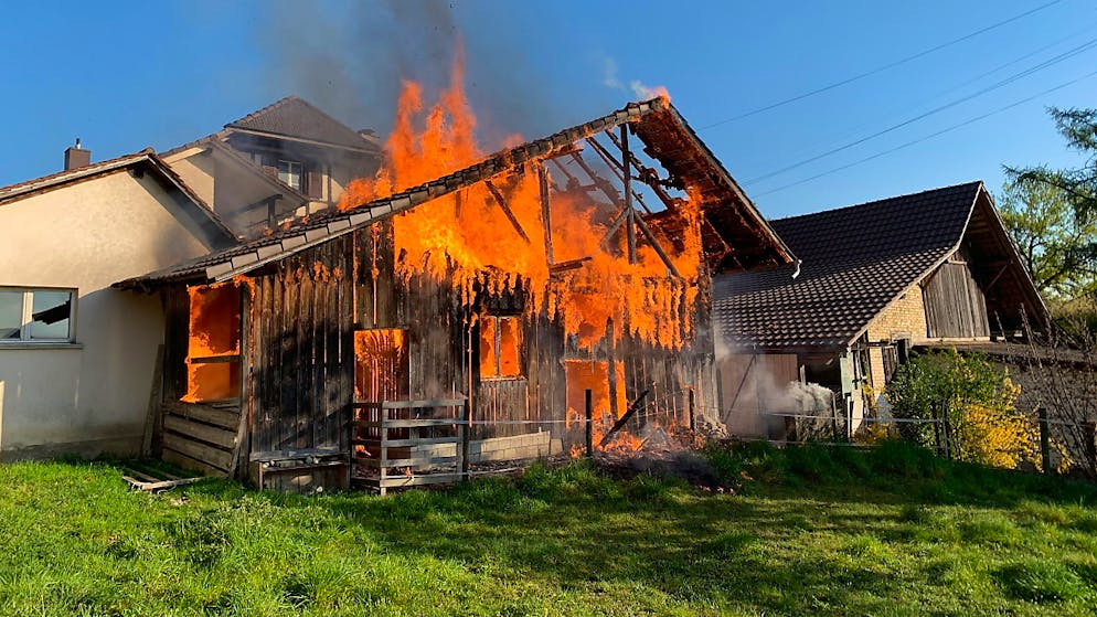 Die Einsatzkräfte fanden den Schopf im Bereich Gimmerz in Vollbrand vor.