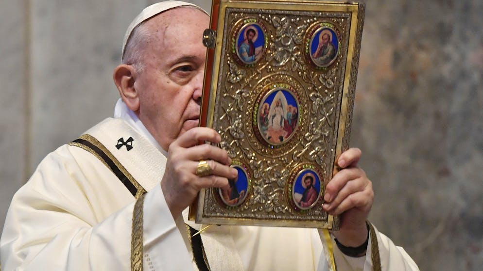 Il papa durante la messa di Pasqua, prima della benedizione Urbi et Orbi.