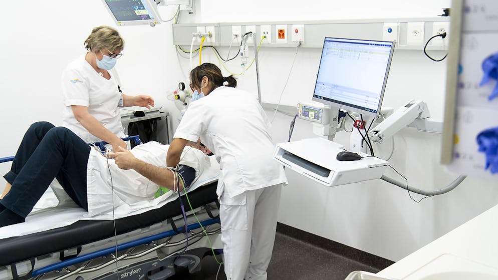 Ein Patient mit einer Coronavirus-Ansteckung wird auf der Notaufnahme eines Spital behandelt. Die Zahl der Covid-19-Fälle in der Schweiz hat nach Angaben des BAG erneut zugenommen. (Archivbild)
