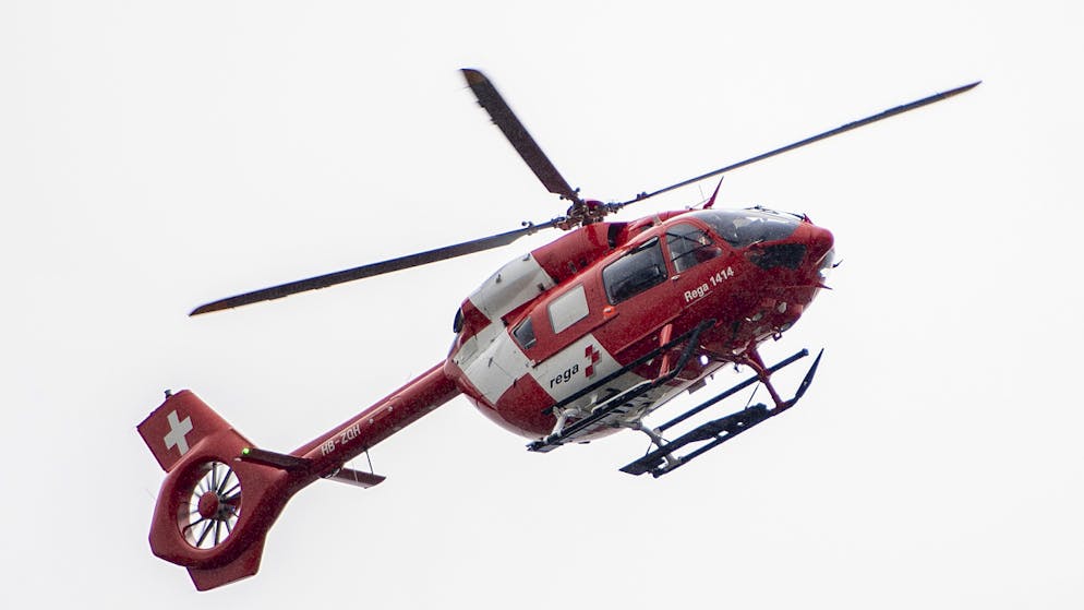 Der verletzte Rollstuhlfahrer wurde mit einem Helikopter der Schweizerischen Rettungsflugwacht Rega in ein Spital geflogen. (Symbolbild)